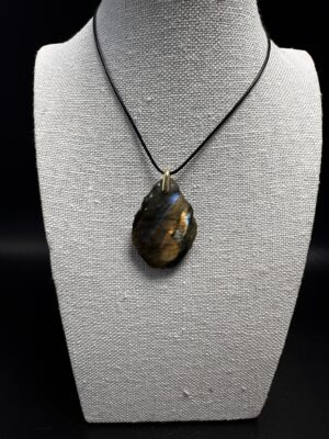 Labradorite brute et polie