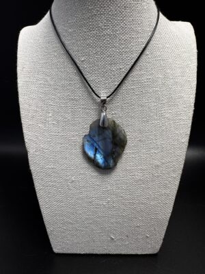 Labradorite brute et polie