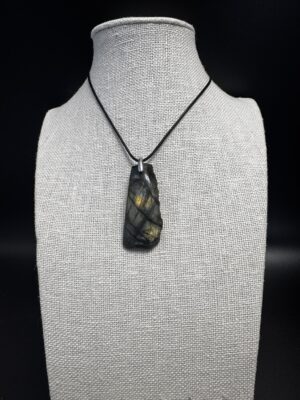 Labradorite brute et polie